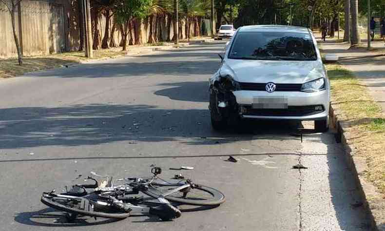 Bike do ciclista foi completamente destruda na coliso(foto: Edsio Ferreira/EM/DA Press)