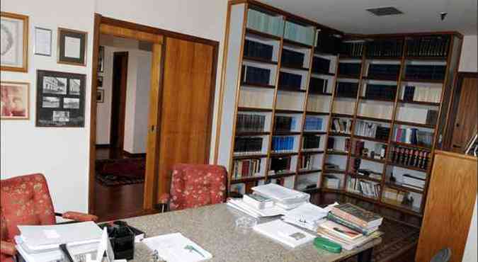 Na biblioteca do escritrio de advocacia, que rene cerca de 2 mil livros distribudos em duas salas, Jos Dirceu dever cumprir expediente das 8h s 18h, igual ao dos demais funcionrios (foto: Carlos Vieira/CB/D.A Press)