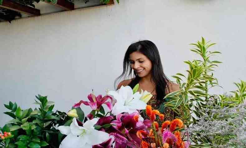 Dona de floricultura, Carolina Braga acredita que vai vender mais arranjos no Dia dos Namorados(foto: Arquivo pessoal)