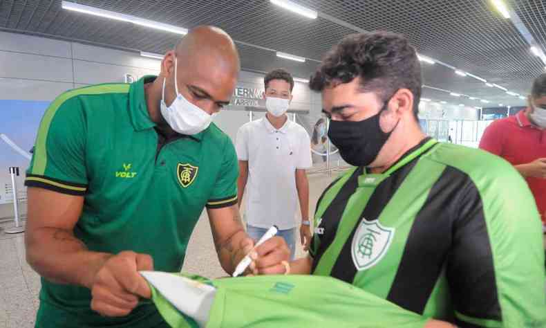 Aos 40 anos, o goleiro Jailson revelou que foi convencido pela esposa a seguir a carreira ao deixar o Palmeiras