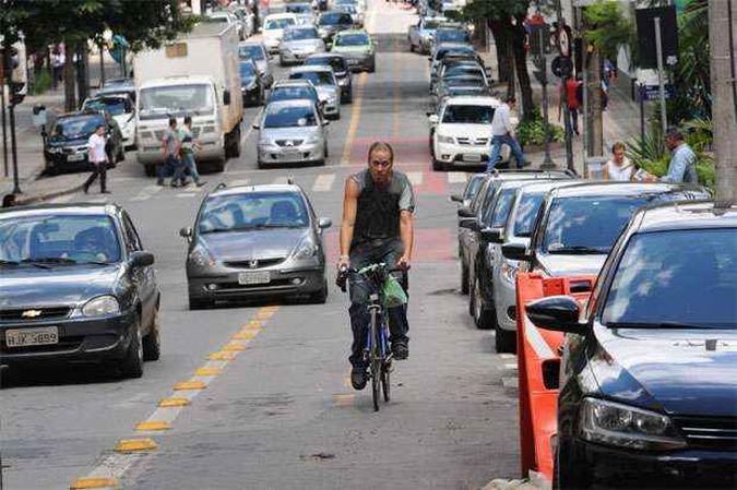 Estacionamento de um lado e pista para carros do outro. Na Rua Fernandes Tourinho, ciclistas estão espremidos e reclamam dos projetos adotados na capital(foto: Gladyston Rodrigues/EM/D.A Press) Estacionamento de um lado e pista para carros do outro. Na Rua Fernandes Tourinho, ciclistas estão espremidos e reclamam dos projetos adotados na capital(foto: Gladyston Rodrigues/EM/D.A Press)