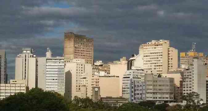 Tempo  parcialmente nublado em Belo Horizonte. Na foto, Centro visto do viaduto da Avenida Francisco Sales.(foto: Paulo Filgueiras/EM/D.A.Press)