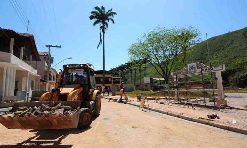 Obras de recuperao em Barra Longa: parte dos moradores se queixa de trincas em casas e demora em atendimento (foto: Gladyston Rodrigues/EM/DA Press - 19/10/16)