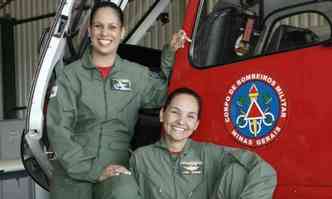 Na imagem, a major Daniela (esquerda) aparece com a capito Karla Lessa, que tambm  piloto dos bombeiros(foto: Corpo de Bombeiros/Divulgao)