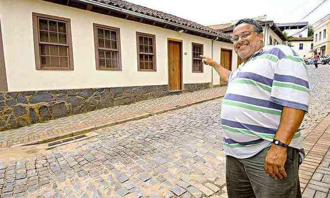 Osvino Rodrigues Sette, diante do casaro onde Eliezer Batista morou, acredita que o pai de Eike poderia ter atuado para ajudar o municpio em que nasceu(foto: BETO NOVAES/EM/D.A PRESS)