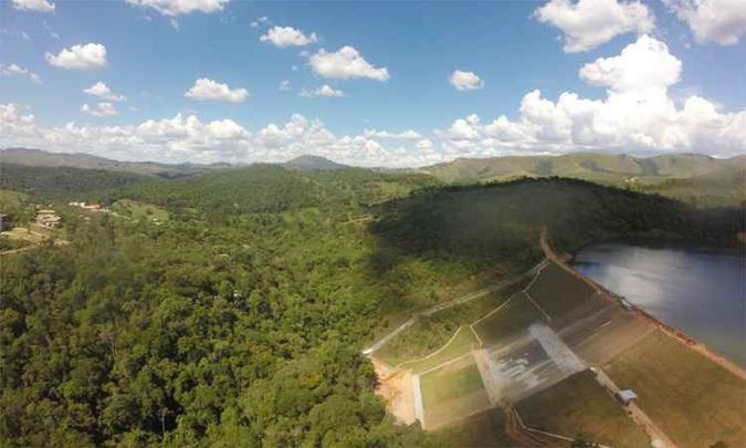 À esquerda, casas abaixo da área do represamento de 47 metros de altura da Barragem de Capão da Serra, em Nova Lima, na Grande BH(foto: Mateus Parreiras/EM/DA Press) À esquerda, casas abaixo da área do represamento de 47 metros de altura da Barragem de Capão da Serra, em Nova Lima, na Grande BH(foto: Mateus Parreiras/EM/DA Press)