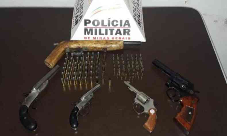 PM apreendeu cinco armas e munições(foto: Polícia Militar/Divulgação)