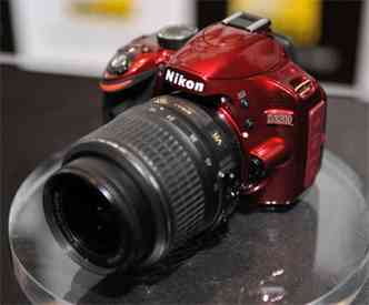 Nikon D3200 apresentada nesta tera (19/06) est longe do futuro: 24 megapixels (foto: AFP PHOTO / Yoshikazu TSUNO )