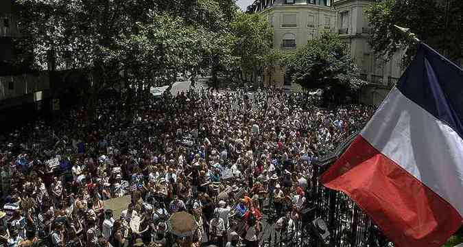 Milhares de pessoas tomaram as ruas de Buenos Aires para apoiar a Frana(foto: ALEJANDRO PAGNI / AFP )