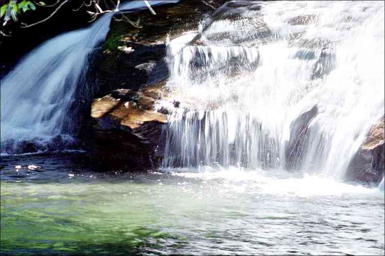 A regio tem dezenas de cachoeiras que atraem famlias e amantes do ecoturismo(foto: Marcos Michelin/EM/D.A PRESS - 13/5/02)