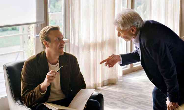 Jason Segel (Jimmy) e Harrison Ford (Paul) conversam em consultrio em cena de falando a real
