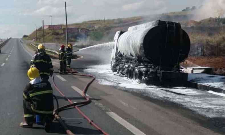 Bombeiros conseguiram conter as chamas que destruíram o caminhão(foto: Polícia Rodoviária Federal (PRF) / Divulgação)