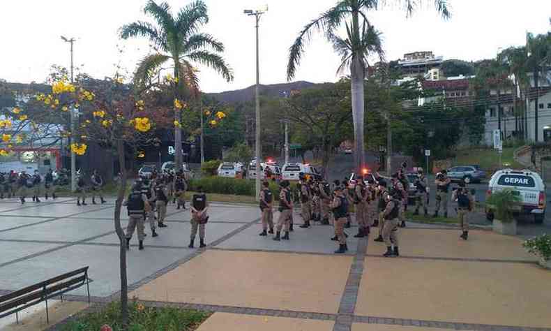 Policiais militares se preparando para a operao nesta manh(foto: Polcia Militar/Divulgao)