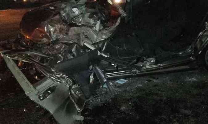 Carro de passeio ficou bastante danificado e motorista preso s ferragens(foto: Elisma Pereira/Whatsapp/Reproduo)