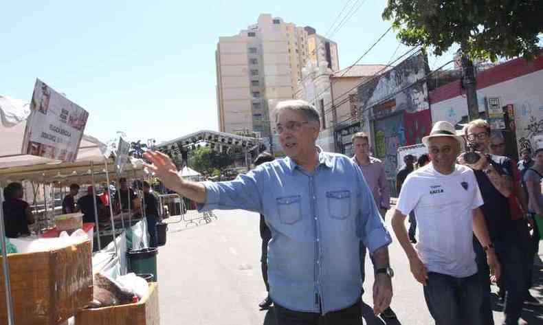 O governador Fernando Pimentel visitou a festa de encerramento do Circuito Gastronmico de Favelas. Ele passou pelo local antes do comeo do evento(foto: Jair Amaral/EM/D.A Press)