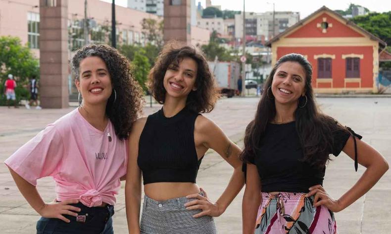 Os participantes terão suas narrativas de vida transformadas em artes gráficas e em minicontos literários pelo projeto 'Diversos Horizontes'(foto: Diversos Horizonte/Divulgação ) Marcela, Olga e Ana Cláudia posando sorrindo na Praça da Estação