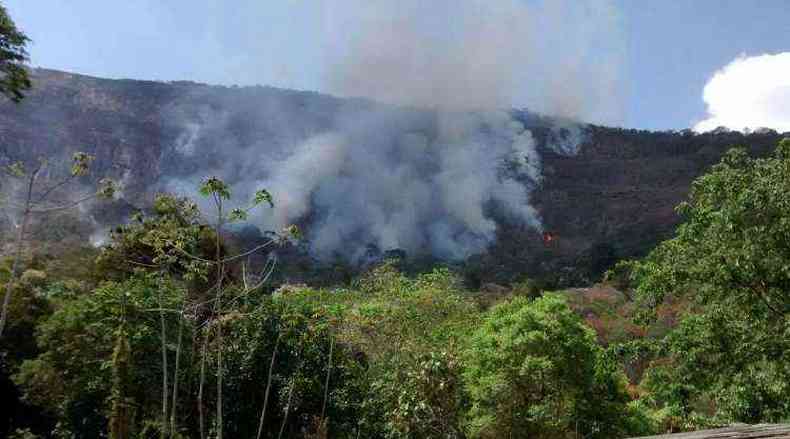 Fogo consome o Pico da Ibituruna, em Governador Valadares, desde tera-feira(foto: Corpo de Bombeiros/Divulgao)