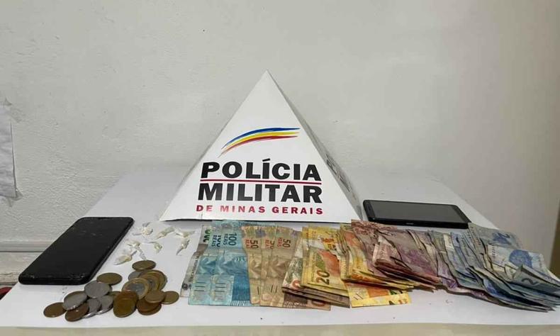 Na foto, apreenso da PM. Foram encontrados sete pedras de crack, mais de R$ 1 mil e dois celulares
