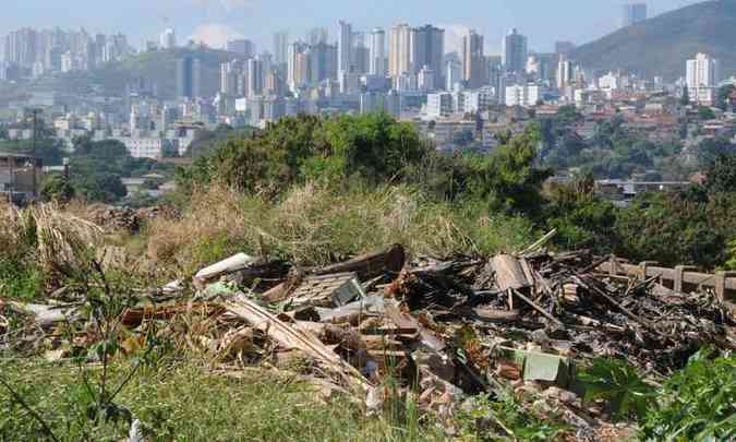 No Bairro Industrial II, montanhas de detritos se acumulam e poluem a paisagem (foto: Beto Novaes/EM/D.A PRESS)