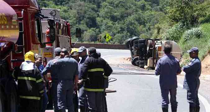 O motorista da carreta morreu na hora. Bombeiros tiveram trabalho para fazer o transbordo da carga(foto: Edesio Ferreira/EM/D.A.Press)