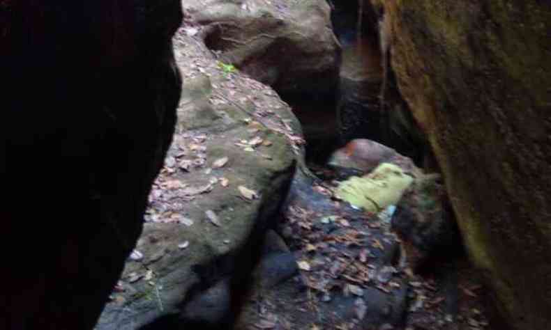 A mulher caiu de uma altura de cerca de seis metros, foi resgatada, mas no resistiu aos traumas e morreu no hospital(foto: Divulgao / Corpo de Bombeiros Militar de Minas Gerais )