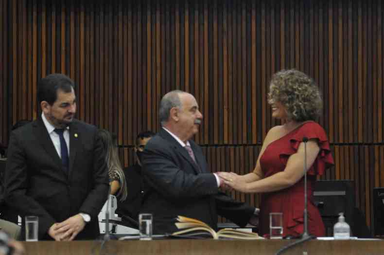 Fuad Noman, prefeito de Belo Horizonte, cumprimenta Nely Aquino