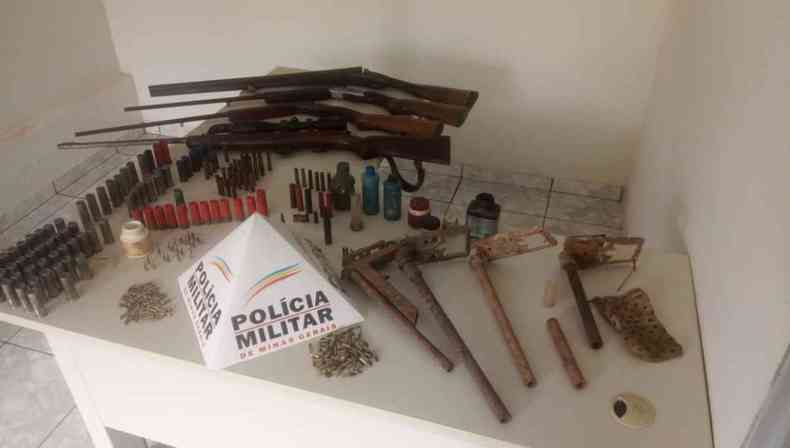 Material aprrendido pela polcia na casa do caador, em Paracatu