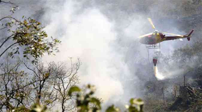 Helicptero do Corpo de Bombeiros ajudou no combate s chamas(foto: Jair Amaral/EM/D.A.Press)