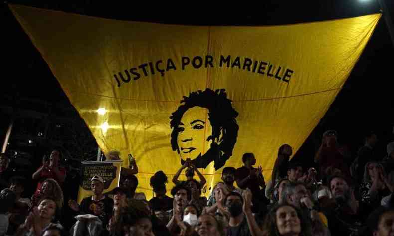 Imagem de um protesto e uma bandeira com o rosto de Marielle