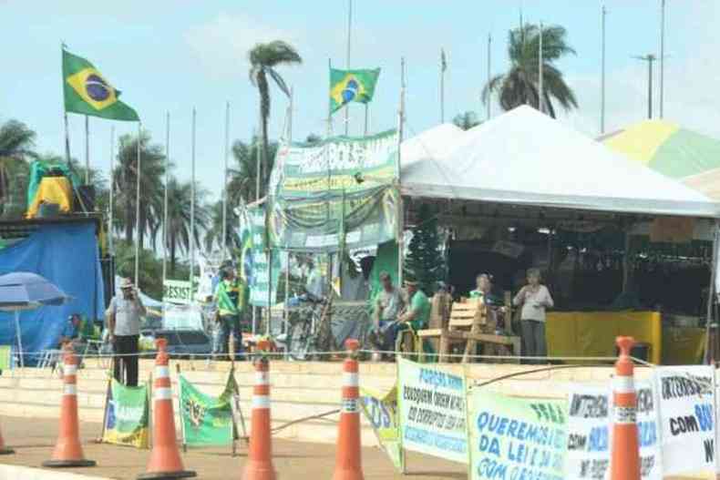 Barracas com a bandeira do brasil em acampamento bolsonarista