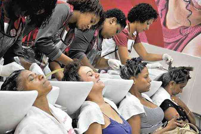 Com renda prpria, mulheres agora separam parte do oramento para investir nos cabelos e nas unhas, em busca da melhor aparncia (foto: Leandro Couri/EM/D.A Press )