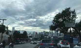 Na foto, cu nublado no incio da manh desta tera-feira (29/11), na regio Centro-Sul de BH
