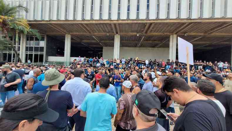 Servidores das foras de segurana de Minas protestaram contra a aprovao do Regime de Recuperao Fiscal, na porta da Assembleia, na semana passada