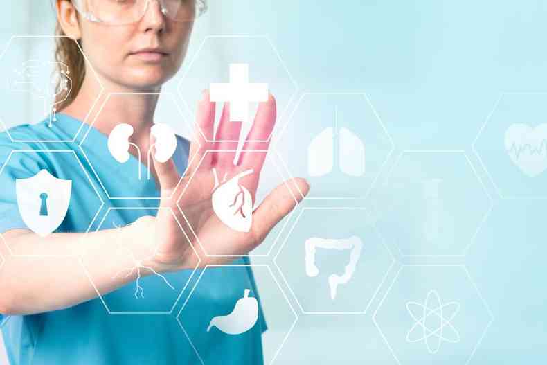 Médica clicando em um painel tecnológico com diversas áreas da saúde