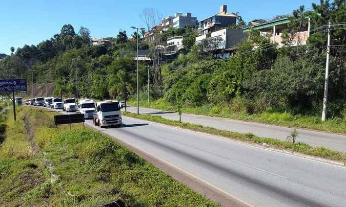 Caminhões ocuparam uma faixa da MG-030 e fizeram buzinaço durante o ato(foto: Edésio Ferreira/ EM/ D.A Press) Caminhões ocuparam uma faixa da MG-030 e fizeram buzinaço durante o ato(foto: Edésio Ferreira/ EM/ D.A Press)