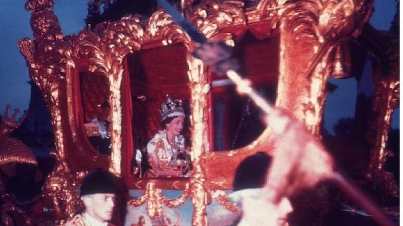 Coroação de Charles será menos luxuosa do que a da rainha Elizabeth 2ª, em 1953(foto: Getty Images) Foto colorida mostra a rainha Elizabeth jovem, usando a coroa real, em uma carruagem dourada