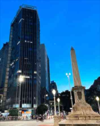 Fotografia noturna de BH com o pirulito da Praa Sete e, ao fundo, o edifcio Dona Julia Nunes Guerra