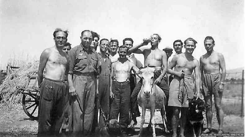 Isaac Jacob Menache (o primeiro  esquerda) no campo de trabalho forado. Tatoi, 1944(foto: Vozes do Holocausto/Arqshoah)