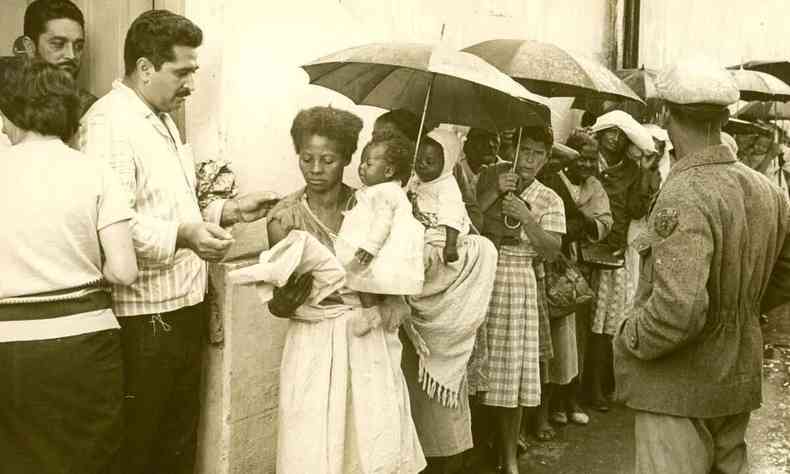 Na rua, pessoas fazem fila para receberdonativo de Natal do médium José Arigó, em 1964