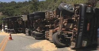 Uma pessoa que estava em um dos ve�culos menores teve ferimentos leves, mas dispensou atendimento m�dico(foto: Reprodu��o/TV Alterosa)