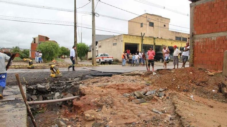 foto mostra danos das chuvas em Salinas