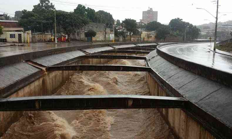 Nvel do Rio Arrudas no incio da tarde desta segunda-feira(foto: Juarez Rodrigues/EM/D.A. Press)