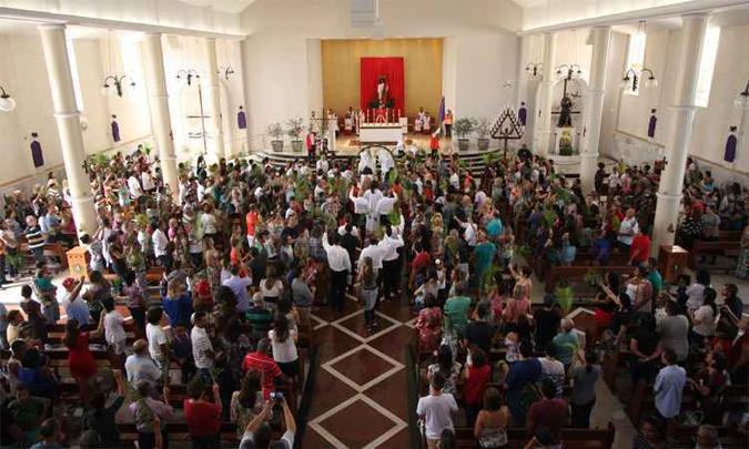 Na igreja lotada, inspiração foi buscada na comemoração de meados do século passado e na religiosidade do interior mineiro (foto: Edésio Ferreira/EM/DA Press) Na igreja lotada, inspiração foi buscada na comemoração de meados do século passado e na religiosidade do interior mineiro (foto: Edésio Ferreira/EM/DA Press)