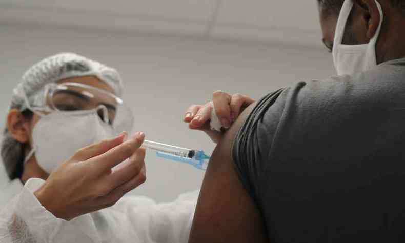 J so 48,4 milhes de brasileiros vacinados com a 1 dose contra a COVID-19(foto: Leandro Couri/EM/D.A Press)