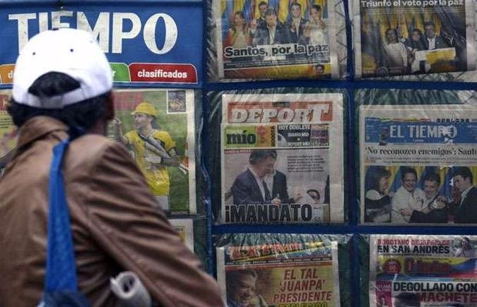 Todos os jornais colombianos estampam vit�ria de Juan Manuel Santos(foto: Raul ARBOLEDA/AFP)