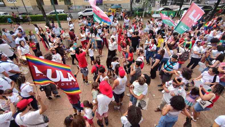 Apoiadores de Lula com bandeiras vermelhas e vestes brancas