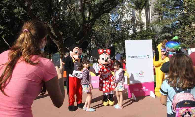 Mickey, Minnie e outros personagens da Disney esto no evento