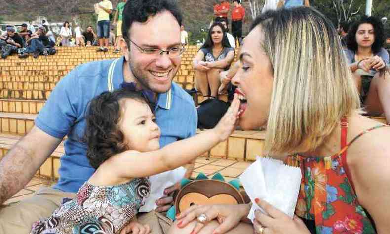 Com a filha de 1 ano e oito meses, o casal Ana Paula e Alexander Aldano elogiou o festival, que teve aula e competio de lindy hop(foto: Marcos Vieira/EM/D.A Press)
