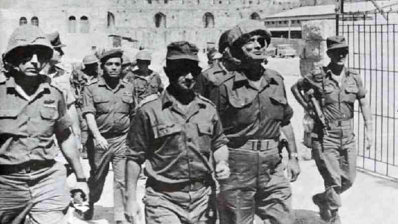 Comandantes militares israelenses chegam a Jerusalm Oriental, depois que as foras israelenses tomaram Jerusalm Oriental, durante a Guerra dos Seis Dias em 1967(foto: Getty Images)