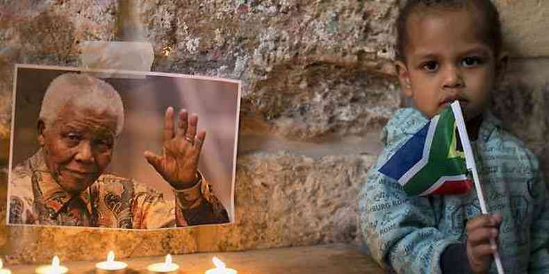 Em Jerusalm, criana segura uma bandeira da frica do Sul em homenagem a Nelson Mandela